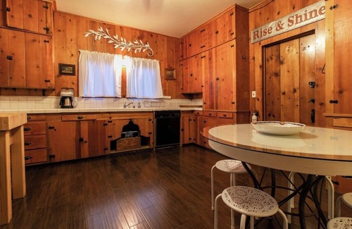 Idyllwild Cabin | The Lodge at 11 Chimneys/Vast Dining Room in a 6,000 sf Cabin