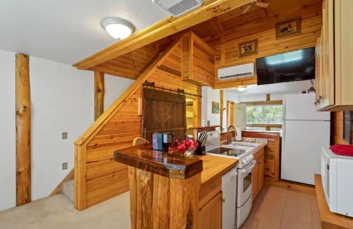 Enterprise Apartment | "The Lodge"- APT w/Loft Bedroom, Walnut Bar, Quiet Setting, Covered Parking