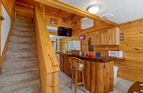 Enterprise Apartment | "The Lodge"- APT w/Loft Bedroom, Walnut Bar, Quiet Setting, Covered Parking