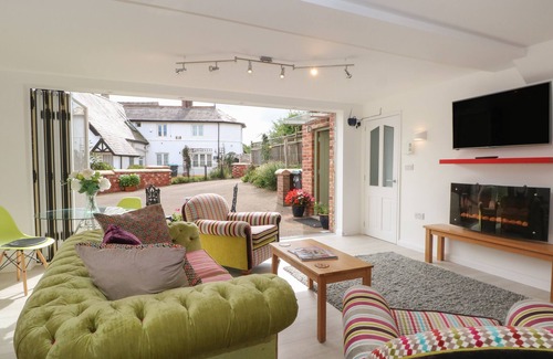 Holt Cottage | THE LODGE AT CROSS COTTAGE, romantic in Holt, North Wales