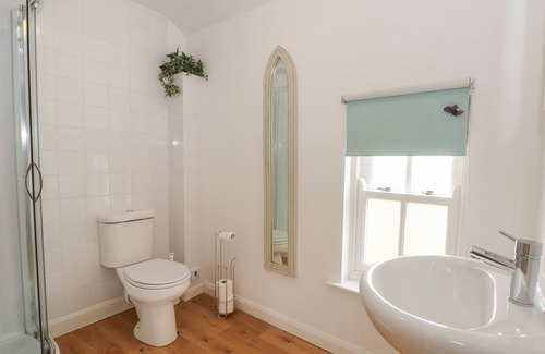 Holt Cottage | THE LODGE AT CROSS COTTAGE, romantic in Holt, North Wales