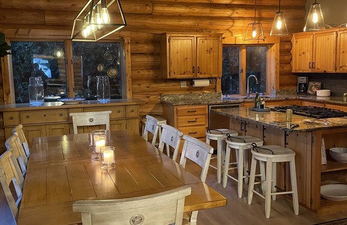 Boring Cabin | The Lodge at Dolan Creek Farm with private hot tub.