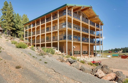 Meadow View Heights Apartment | The Lodge at Duck Creek: DEER TRACKS SUITE