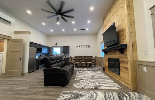 Blue Creek House | “The” Lodge of Adams County is a Charming 2-bedroom house in Blue Creek with AC