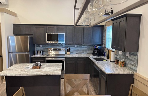 Blue Creek House | “The” Lodge of Adams County is a Charming 2-bedroom house in Blue Creek with AC