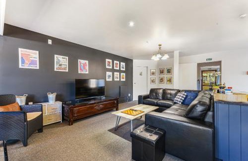 Waikawa Bay House | The Lodge - Picton Holiday Home