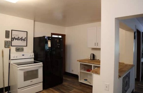 Garberville House | "The Lodge" River Access 2 Kitchens Dines 18 pplnn