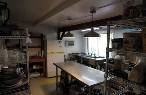 Garberville House | "The Lodge" River Access 2 Kitchens Dines 18 pplnn