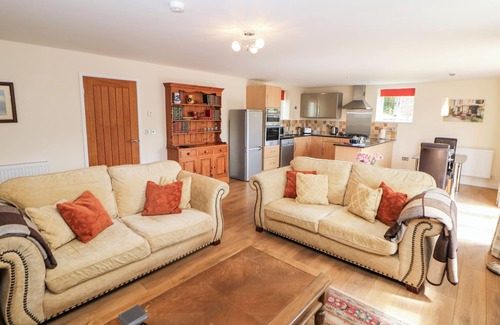 Combs Cottage | THE LODGE, romantic, luxury holiday cottage, with a garden in Disley
