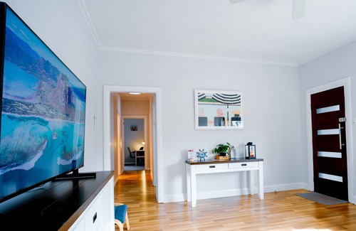 Glenelg North House | The Loft Glenelg, Cosy-oasis beachsidenEntire home, Private fenced backyard