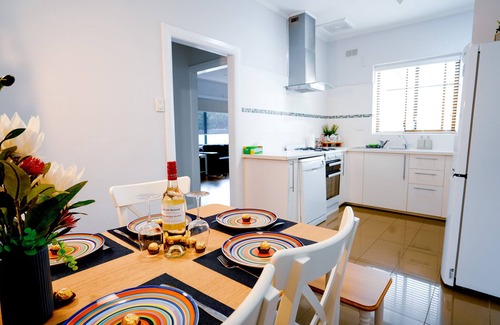 Glenelg North House | The Loft Glenelg, Cosy-oasis beachsidenEntire home, Private fenced backyard