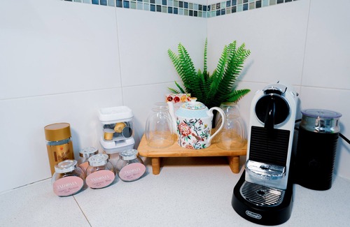 Glenelg North House | The Loft Glenelg, Cosy-oasis beachsidenEntire home, Private fenced backyard