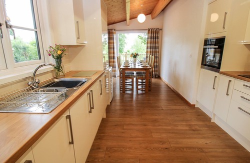 Newnham Cottage | THE LOG CABIN, family friendly, with a garden in Tenbury Wells