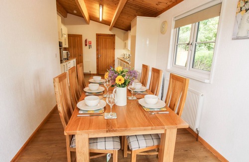 Newnham Cottage | THE LOG CABIN, family friendly, with a garden in Tenbury Wells