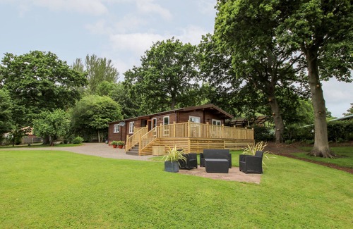 Newnham Cottage | THE LOG CABIN, family friendly, with a garden in Tenbury Wells