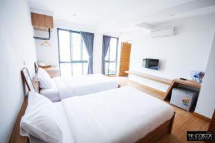 Chonburi Hotel | The LogBook Room and Cafe'