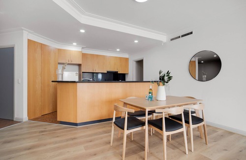 Cremorne Apartment | The Lookout - City and Rivers Views - by Ready Set Stay