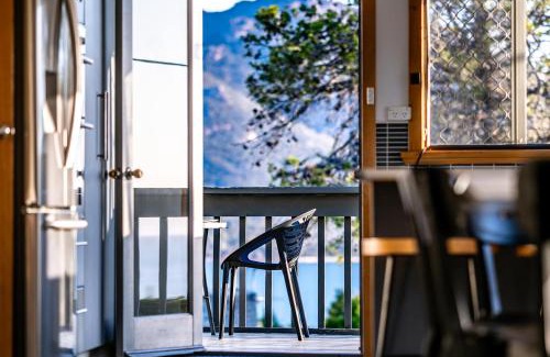 Coles Bay House | The Lookout ~ Large family house with views