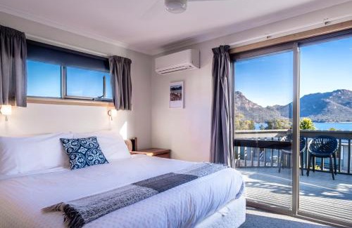 Coles Bay House | The Lookout ~ Large family house with views
