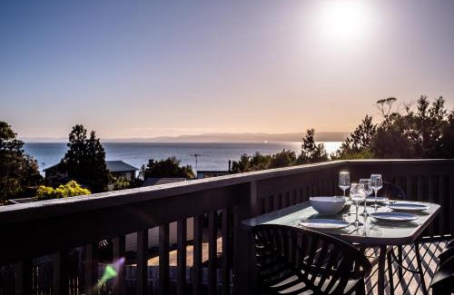 Coles Bay House | The Lookout ~ Large family house with views