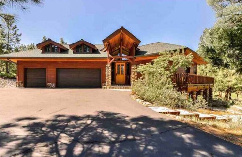 Gold Mountain House | The Luxe Lodge | Private Hot Tub | Golf | Views