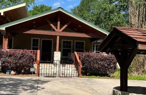 Montgomery House | The Manor- 4 BR Home with Pool Table, Swimming Pond and Sand Volleyball
