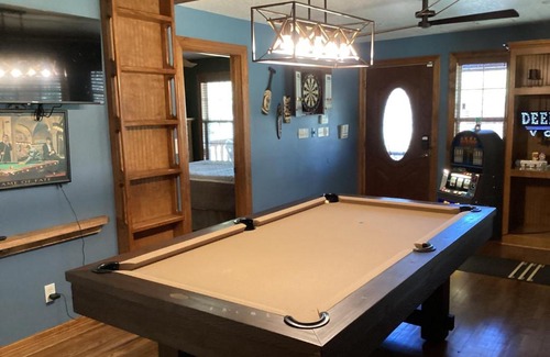 Montgomery House | The Manor- 4 BR Home with Pool Table, Swimming Pond and Sand Volleyball