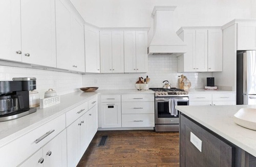 Hope Gardens House | The Maple House - Huge Backyard + Mins to Broadway!