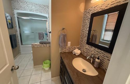 Grimsby Apartment | The Marina's Cove - Suite B - WIFI and 2 Free Parking