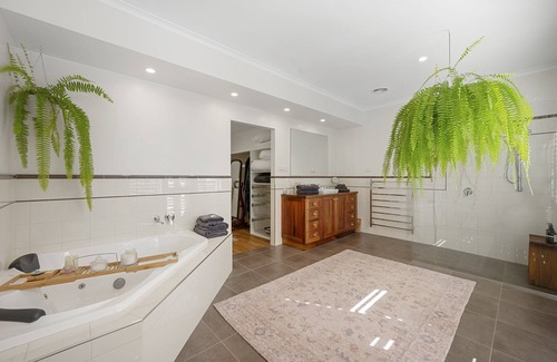 Sheffield Apartment | The Master Suite - Tanglewood House, Sheffield