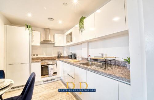 Salford Apartment | The Middlewood Plaza Suite - By Parydise Properties - Business or Leisure stays, Central Location, Sleeps 4, Salford