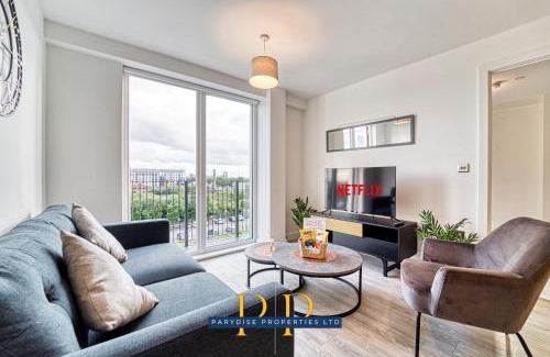 Salford Apartment | The Middlewood Plaza Suite - By Parydise Properties - Business or Leisure stays, Central Location, Sleeps 4, Salford