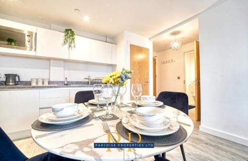 Salford Apartment | The Middlewood Plaza Suite - By Parydise Properties - Business or Leisure stays, Central Location, Sleeps 4, Salford
