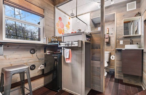 Kerns Hotel | The Modern - Custom Tiny Home w/Modern Vibe