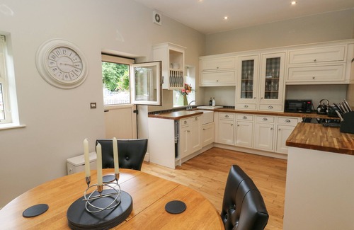 Stanley House | THE MOORINGS, pet friendly, character holiday cottage in Wakefield