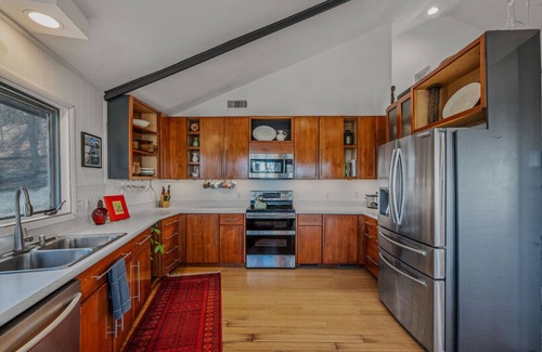 Berkeley Springs House | The Mountaintop Treehouse | Wifi | Game room | Fire Ring | BBQ Grill | Deck View