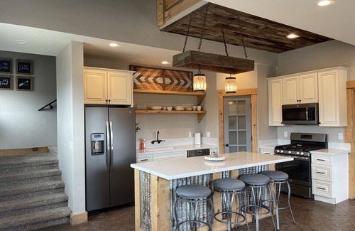 Fort Valley House | The Mustard Seed-Conveniently located w/gorgeous views @ the base of Snowbowl!