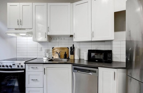 Cote-Des-Neiges—Notre-Dame-De-Grace Apartment | The NDG Charm|A 2BR Hidden Gem
