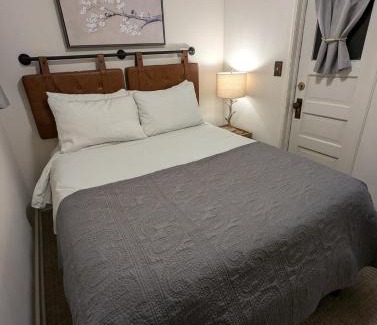 Manitou Springs House | The Nest Cottage with Hot Tub in Downtown Manitou Springs