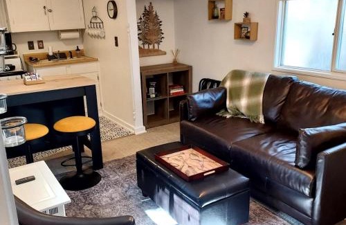 Manitou Springs House | The Nest Cottage with Hot Tub in Downtown Manitou Springs