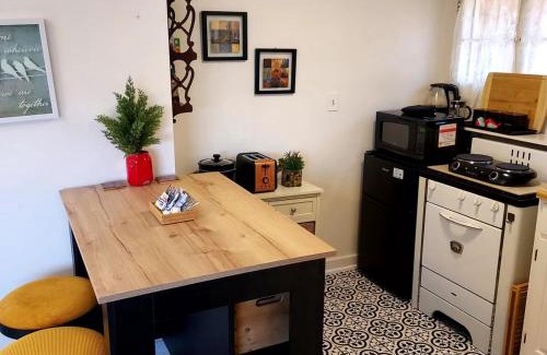 Manitou Springs House | The Nest Cottage with Hot Tub in Downtown Manitou Springs