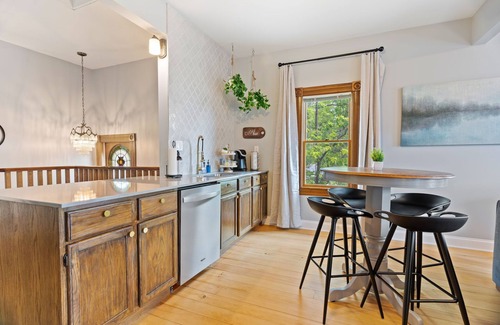 Hastings Apartment | The Nininger Historic Apt - Walk to DT & River, King Bed, Pet Friendly
