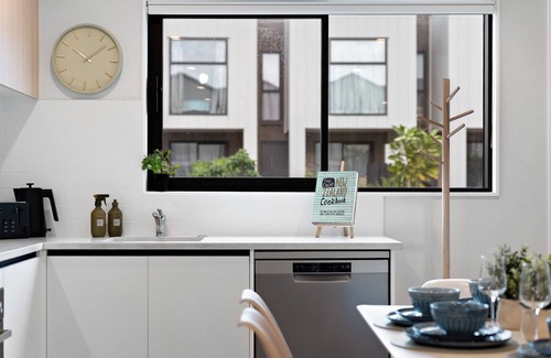 Mangere Bridge House | The Oasis - New 3BR | Ultrafast WiFi | Parking