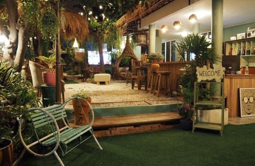 Nana Villa | The oasis on 8 Villa pool table & KTV