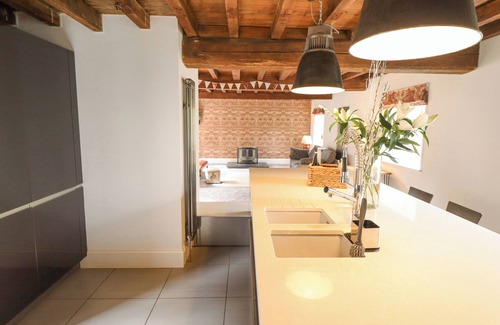 Glentham House | THE OLD BARN, pet friendly, character holiday cottage in Glentham