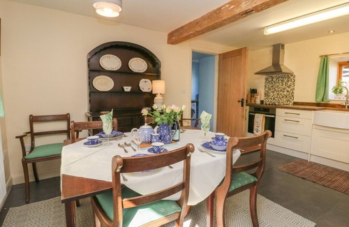 Peak District National Park Cottage | THE OLD CART HOUSE, family friendly, with open fire in Edale