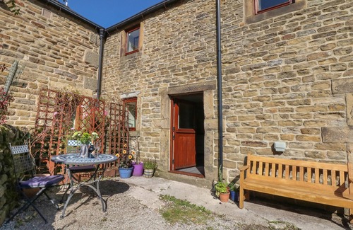 Peak District National Park Cottage | THE OLD CART HOUSE, family friendly, with open fire in Edale