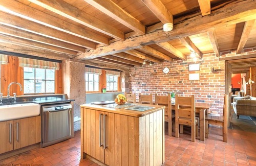 Leek Cottage | The Old Cartshed - AWARD WINNING Eco conversion ,sleeps 10, Peak District views SC