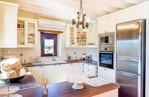 Sitia House | The old cheese hut Su