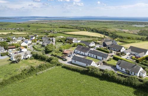Llanybri House | The Old Cow Barn - A barn sleeping 8 guests close to Pendine and Laugharne